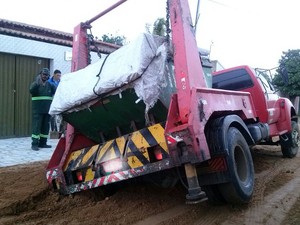 O veículo ficou preso em trecho que passou por obra da Compesa  (Foto: Lindomar Gomes Damasceno / Arquivo pessoal)