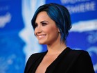 De cabelo azul, Demi Lovato vai a première de filme nos Estados Unidos