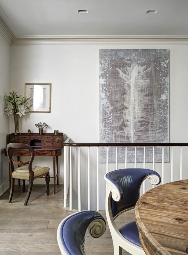 Bruce Buck / The New York Times Dining chairs from the Versace Estate, a lady’s desk heirloom and a painting in the stairwell by Jim Denney at Leslie Mason's home in the Greenwich Village neighborhood of New York, July 7, 2014. After several family moves throughout her life, Mason is li (Foto: Bruce Buck / The New York Times)