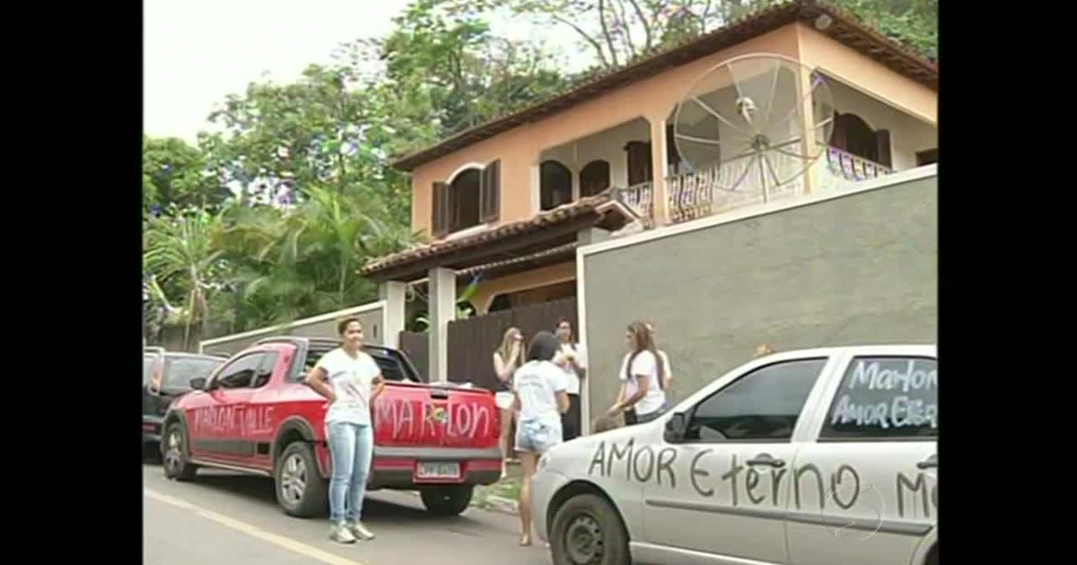 G1 - Amigos de jovem morto próximo a boate protestam em Barra Mansa, RJ