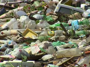 Lixo acumulado nos três rios da Região Metropolitana de Porto Alegre (Foto: Reprodução/RBS TV)