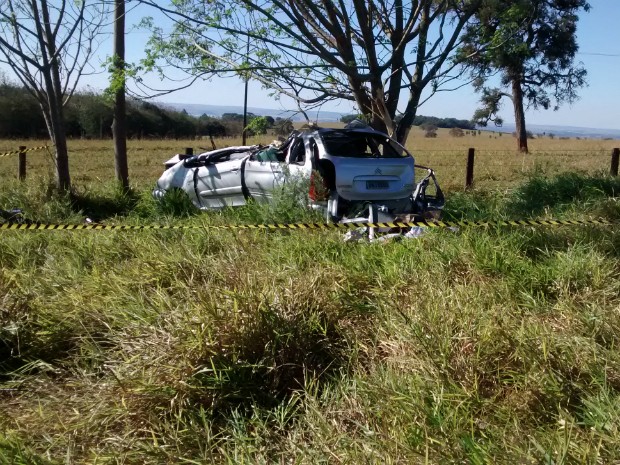 Carro ficou destruÃ­do (Foto: DivulgaÃ§Ã£o / Corpo de Bombeiros de ItaÃ­)
