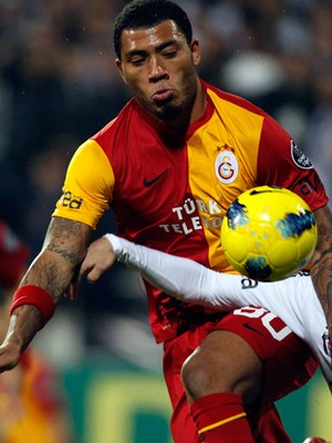 Kazim Kazim e Ismail Koybasi, besiktas x galatasaray (Foto: Reuters) Kazim Kazim e Ismail Koybasi, besiktas x galatasaray (Foto: Reuters)