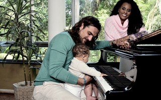 Igor Rickli e Aline Wirley posam com o filho (Foto: Roberto Teixeira / EGO)