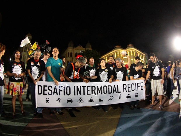 Desafio Intermodal contou com a participação de candidatos à Prefeitura do Recife, saindo do Marco Zero, nesta terça-feira (20) (Foto: Aldo Carneiro/Pernambuco Press)