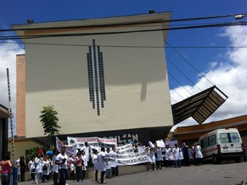 Residentes de hospital municipal fazem manifestação em Belo Horizonte (Foto: Cíntia Paes/G1)