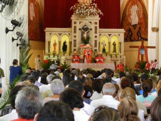 Missas começaram às 8h30 na Catedral de Fortaleza. Ainda neste domingo haverá missa às Haverá missas na catedral também às 12h, 18h30min e 20 horas. Confira a programação dos demais dias de Semana Santa em Fortaleza. (Foto: Wallace Freitas)