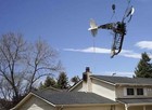 Avião é içado após cair sobre casa nos EUA (REUTERS/Rick Wilking)