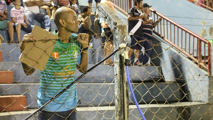 Wicelmo Rodrigues acompanhou o jogo da arquibancada (Foto: Vilma Nascimento/GloboEsporte.com)
