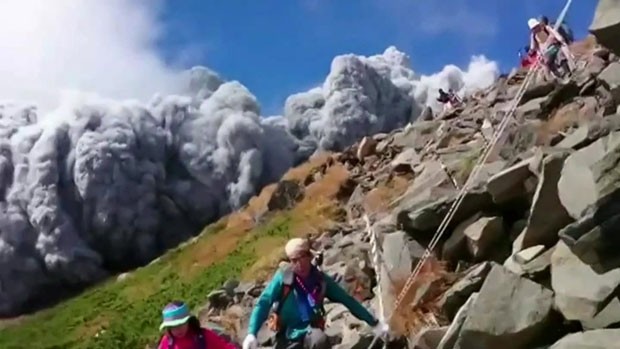 O momento da inesperada erupção foi registrada pela câmera de celular de um dos montanhistas que estavam no local. (Foto: BBC)