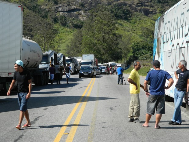 G1 Caminhoneiros fecham a BR 381 próximo a Antônio Dias MG