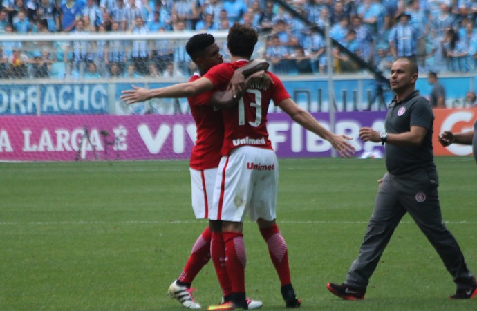 Rodrigo Dourado é segurado por colega de time durante confusão no Gre-Nal (Foto: Diego Guichard/GloboEsporte.com ) Rodrigo Dourado é segurado por colega de time durante confusão no Gre-Nal (Foto: Diego Guichard/GloboEsporte.com )