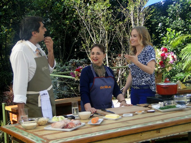 Ao lado da mãe de Angélica, Zeca Camargo mostra que é bom na cozinha (Foto: TV Globo/Estrelas)