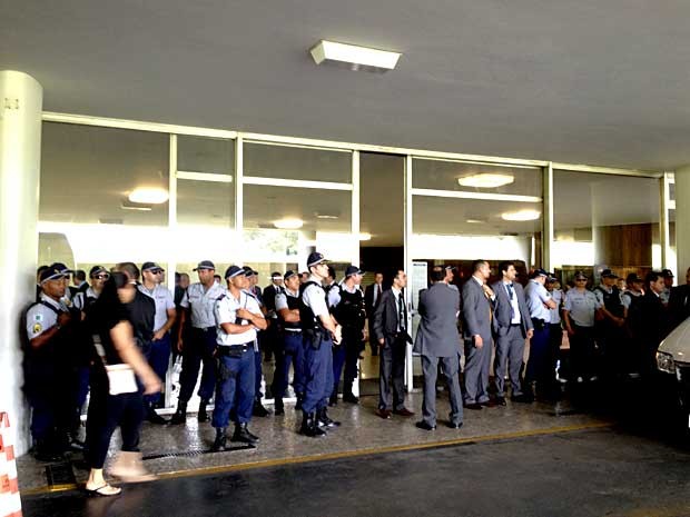 PM faz cordão de proteção na entrada da Câmara dos Deputados, em Brasília (Foto: Felipe Neri/G1)