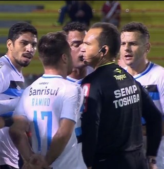 Ramiro reclama da arbitragem e é expulso  (Foto: Reprodução / SporTV)