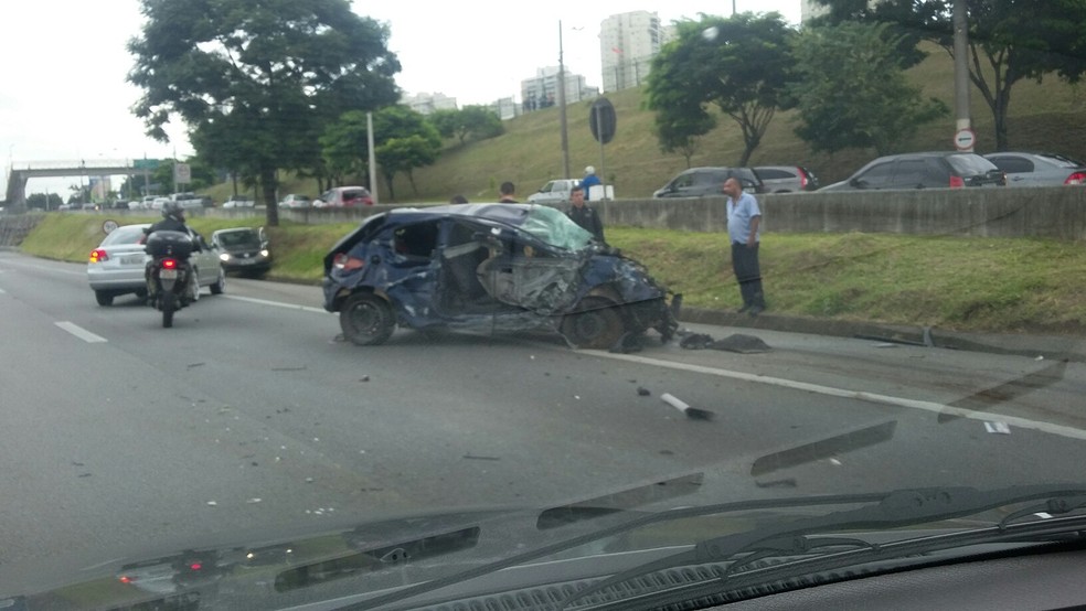 Homem fica levemente ferido em acidente na Dutra em São José (Foto: Sandro Roberto de Sousa/ Vanguarda Repórter)