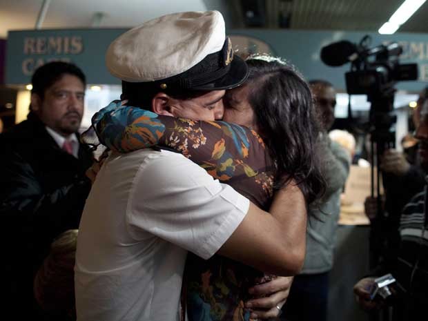 Um marinheiro argentino beija uma mulher ao desembarcar em Buenos Aires. (Foto: Natacha Pisarenko / AP Photo)