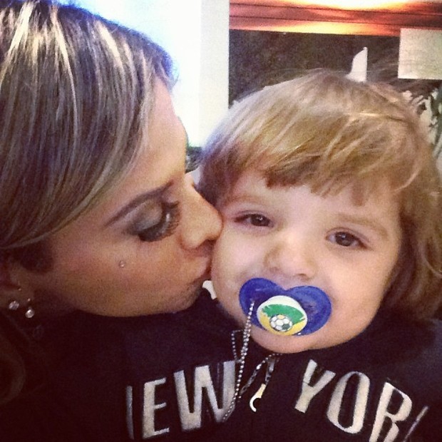 Ex-BBB Vanessa com Max, filho da amiga Clara (Foto: Instagram/ Reprodução)