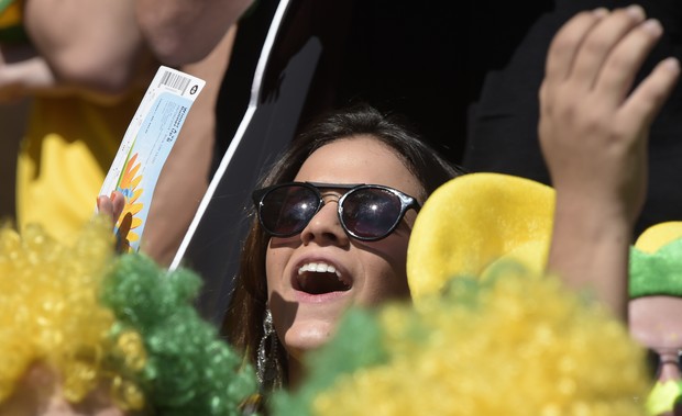 Bruna Marquezine torcendo pelo Brasil no Mineirão (Foto: Agência AFP)