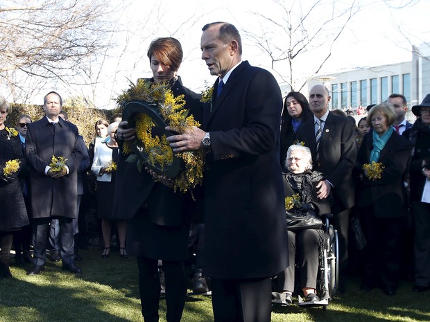 Primeiro-ministro australiano Tony Abbott e sua esposa veem parentes das vítimas do voo MH-17 prestarem homenagem em memorial (Foto: David Gray/Reuters) Primeiro-ministro australiano Tony Abbott e sua esposa veem parentes das vítimas do voo MH-17 prestarem homenagem em memorial (Foto: David Gray/Reuters)