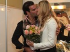 Letícia Birkheuer ganha beijo do marido após sua estreia no teatro