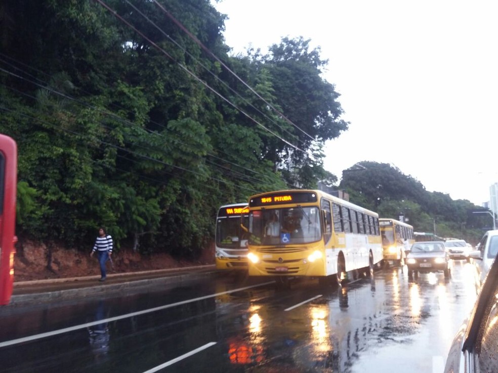 Ônibus parados em fila na Avenida ACM, em Salvador, por volta das 6h40 desta sexta-feira (Foto: Juliana Almirante/G1)