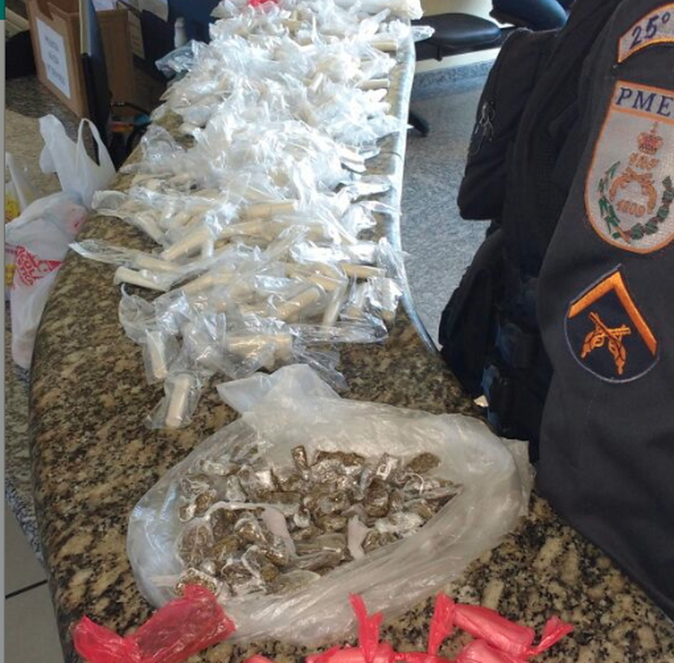 Material apreendido com os suspeitos foi encaminhado para a 132ª DP (Foto: Polícia Militar/Divulgação)