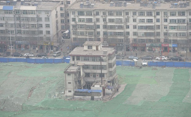 Prédio foi deixado no meio de canteiro de obras em Taiyuan (Foto: Reuters)