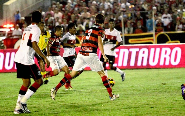 Elias jogo Campinense Flamengo (Foto: Leonardo Silva / Vipcomm)