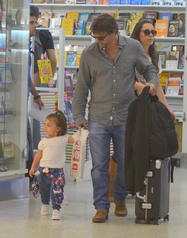 Marcelo Faria no aeroporto com a família (Foto: William Oda / Foto Rio News)