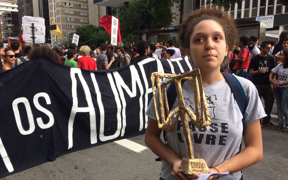 Manifestante mostra 'troféu' que grupo quer entregar a Doria (Foto: Gláuco Araújo/G1)