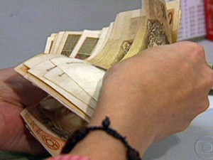 Brasileiros comprometem 44% da renda anual com dívidas (Foto: Rede Globo)