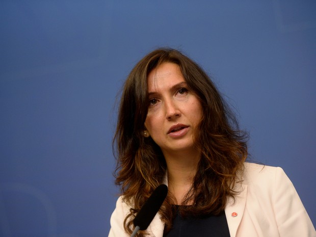 Em conferência, ministra sueca Aida Hadzialic anuncia que irá renuncia (Foto: TT News Agency/Vilhelm Stokstad/Reuters)