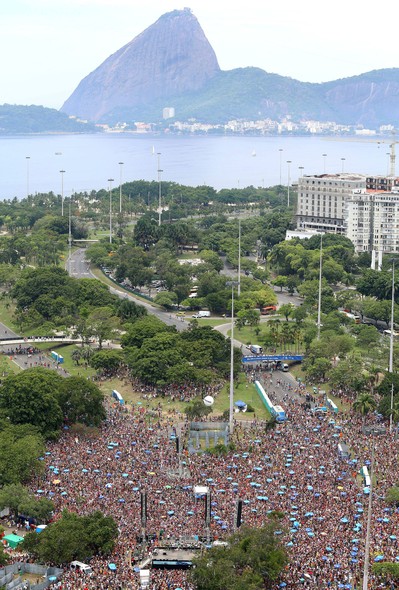 Multidão lota região do Aterro do Flamengo, no Rio de Janeiro, para o tradicional bloco de rua Bangalafumenga