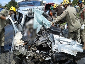 Carro ficou irreconhecível após a colisão (Foto: Divulgação/Corpo de Bombeiros)