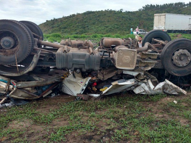 Acidente ocorreu em trecho da BR-101, em Entre Rios (Foto: Leandro Alves/Bahia10.com.br)