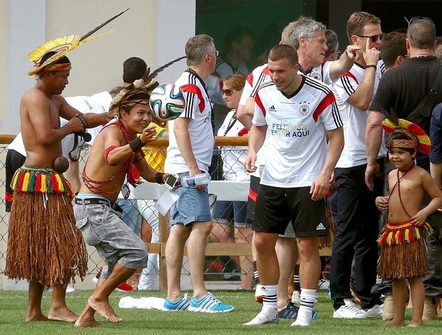Podolski com índios treino da alemanha (Foto: Reuters) Podolski com índios treino da alemanha (Foto: Reuters)