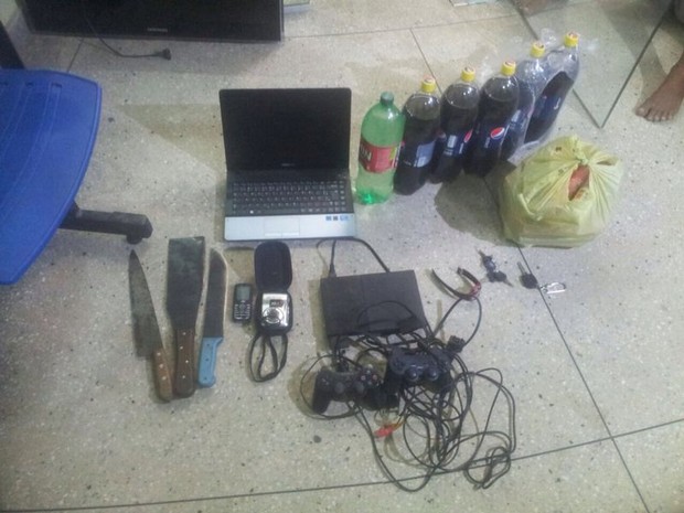 Carro estava com vários produtos roubados pela dupla em São Gonçalo do Amarante, RN (Foto: Divulgação/Polícia Militar)