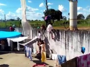 Vídeo mostra quando presos pulam muro e fogem de presídio em Goiás (Foto: Reprodução/ TV Anhanguera)