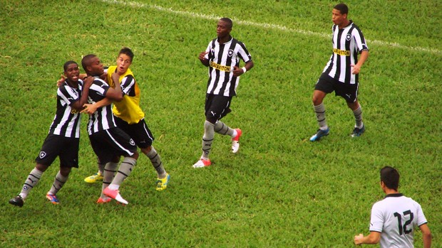 Vinicius é abraçado pelos companheiros após o gol de pênalti do Botafogo (Foto: Filipe Rodrigues/ Globoesporte.com)