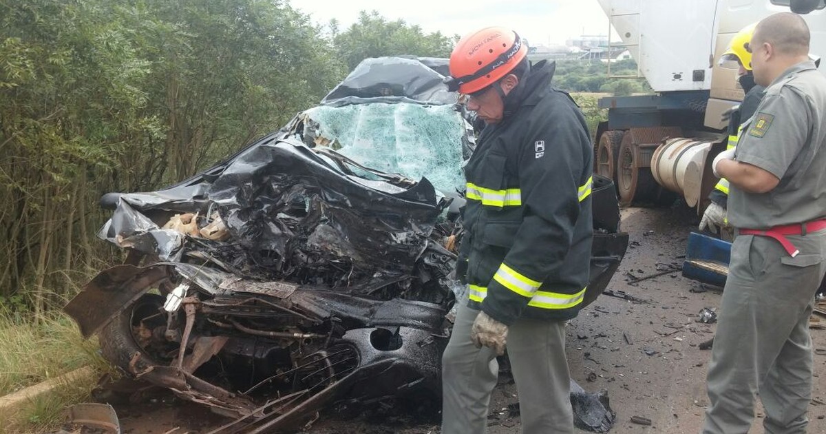 G1 Colisão mata uma pessoa e deixa carro destruído em Passo Fundo RS