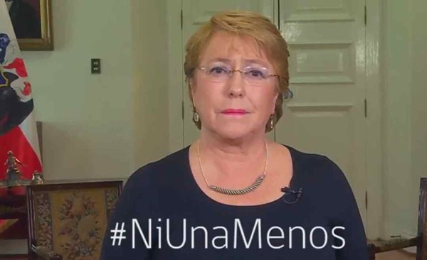 A presidenta Michelle Bachelet apoia a campanha contra o feminicídio (Foto: Reprodução / Twitter)