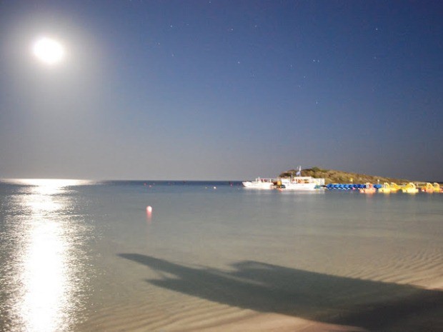 Leitor ficou impressionado com o litoral do Chipre. 'O mar é transparente, incrível. A areia é muito branca.' (Foto: Daniel Paes de Camargo/VC no G1)