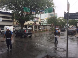 Agentes da Destra orietam o trânsito em Caruaru (Foto: Magno Wendel/ TV Asa Branca)