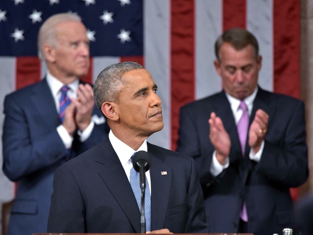 Barack Obama faz o discurso do Estado da União, tendo ao fundo o vice-presidente, Joe Biden (esquerda) e o presidente do Congresso, John Boehner (Foto: Reuters/Mandel Ngan/Pool)