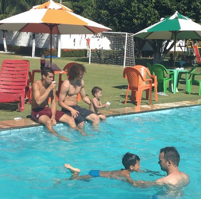 David Luiz folga piscina (Foto: Reproduo Instagram)