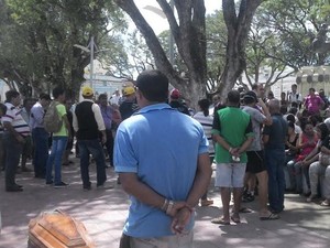 Servidores levaram um caixão para a o protesto que representava a morte do serviço público (Foto: Larissa Vasconcelos/G1)