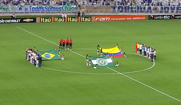 Jogadores de Cruzeiro e Corinthians respeitaram um minuto de silêncio (Foto: Marco Antônio Astoni)