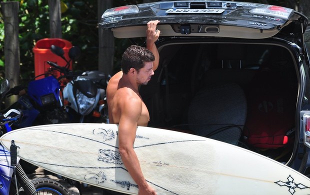 Cauã surfa na Prainha (Foto: Nelson Veiga / AgNews)