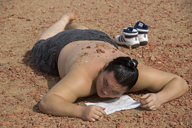 O lutador de sumô mongol Hakuho visita Shambala para receber energia do solo vermelho de Shambala. (Foto: © Haroldo Castro/Época) O lutador de sumô mongol Hakuho visita Shambala para receber energia do solo vermelho de Shambala. (Foto: © Haroldo Castro/Época)
